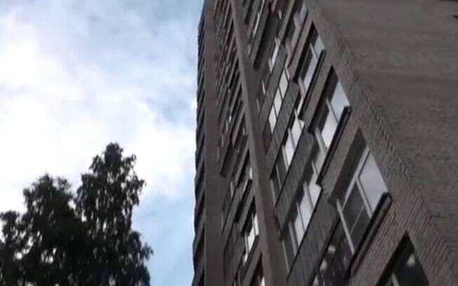 Segundo testemunhas, homem que sobreviveu à queda do 9º andar durante sexo retornou ao apartamento