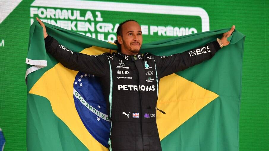 Hamilton reaparece nas redes sociais