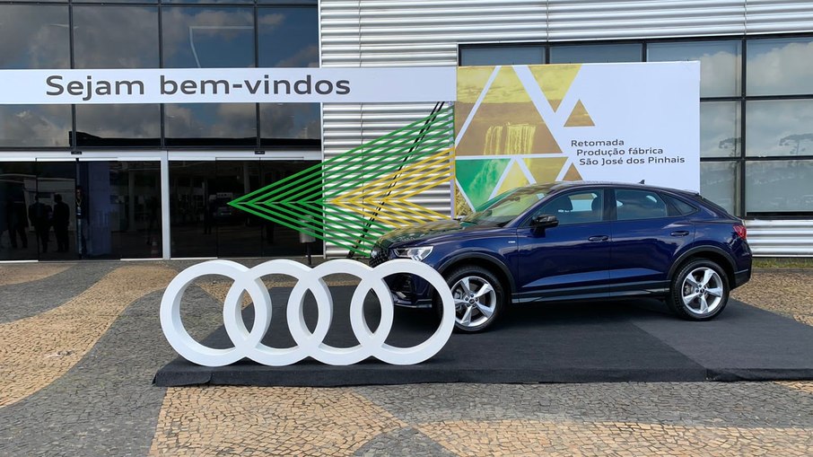 Audi Q3 Sportback na porta da fábrica da Audi, no Paraná, que volta a produzir depois de dois anos parada