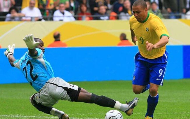 Ronaldo chegou ao 15º gol em Copas em 2006, contra Gana Ronaldo chegou ao 15º gol em Copas em 2006, contra Gana