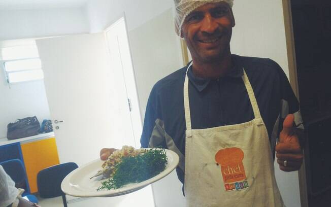 Jackson posa com avental da TUCCA e prato de arroz carreteiro