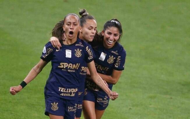 Corinthians repudia racismo contra Adriana, chamada de 'macaca' por jogadora do Nacional