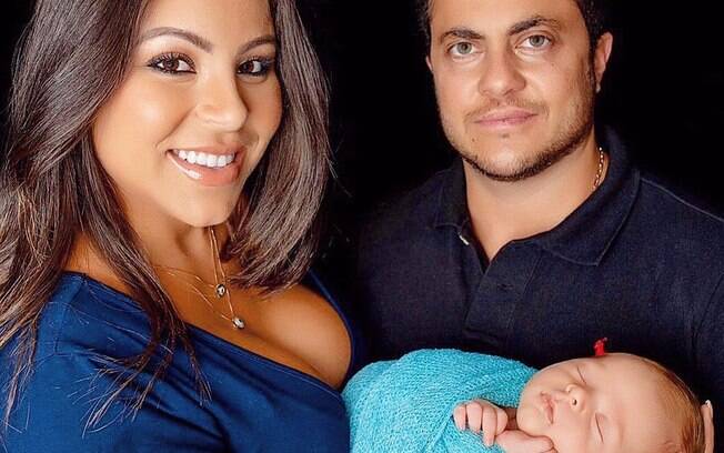 Thammy Miranda e a esposa, Andressa Ferreira, com o filho do casal, Bento
