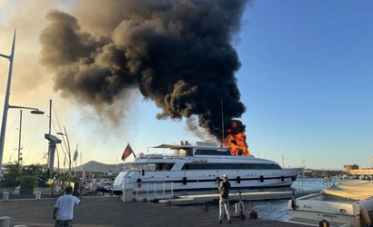 Iate de luxo de R$ 650 milhões pega fogo em Saint Tropez; assista