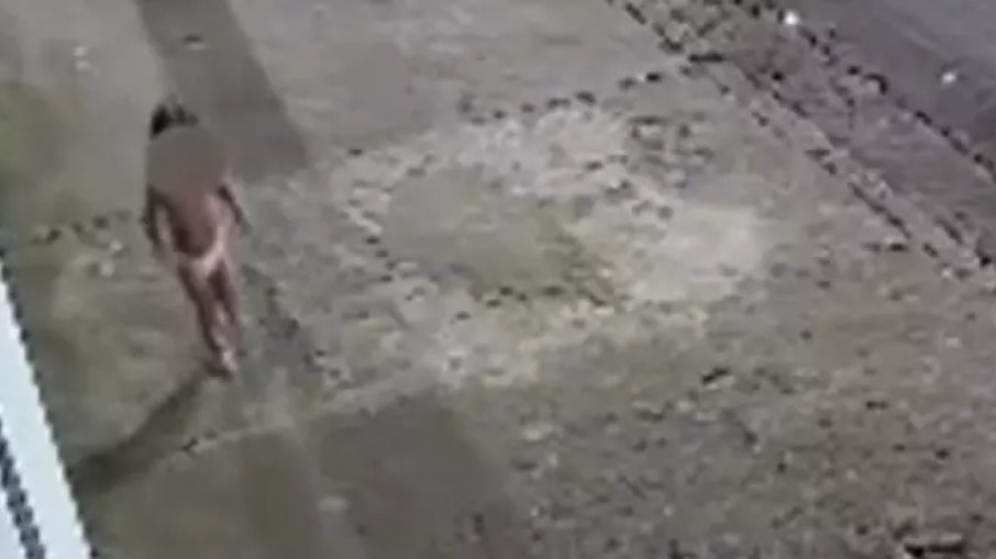 Câmeras da rua registraram menina andando sozinha na rua