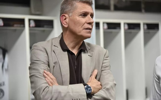 Paulo Autuori já estava como diretor técnico do Cruzeiro e agora assume interinamente a comissão técnica 