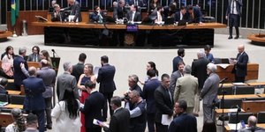 Deputados aprovam projeto que criminaliza alta de combustíveis
