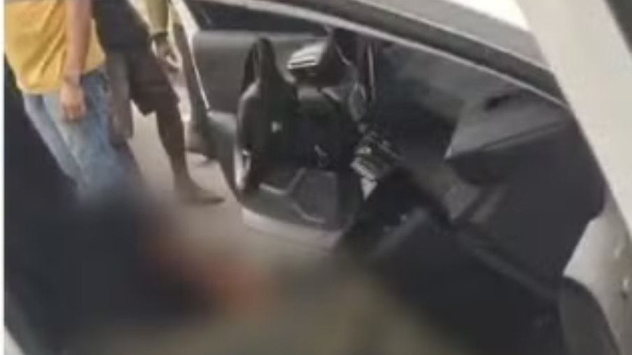Dois homens foram encontrados mortos dentro de um carro após o confronto Dois homens foram encontrados mortos dentro de um carro após o confronto