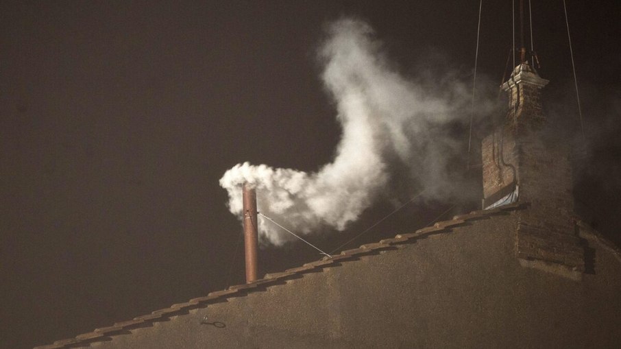 Fumaça branca na chaminé do conclave