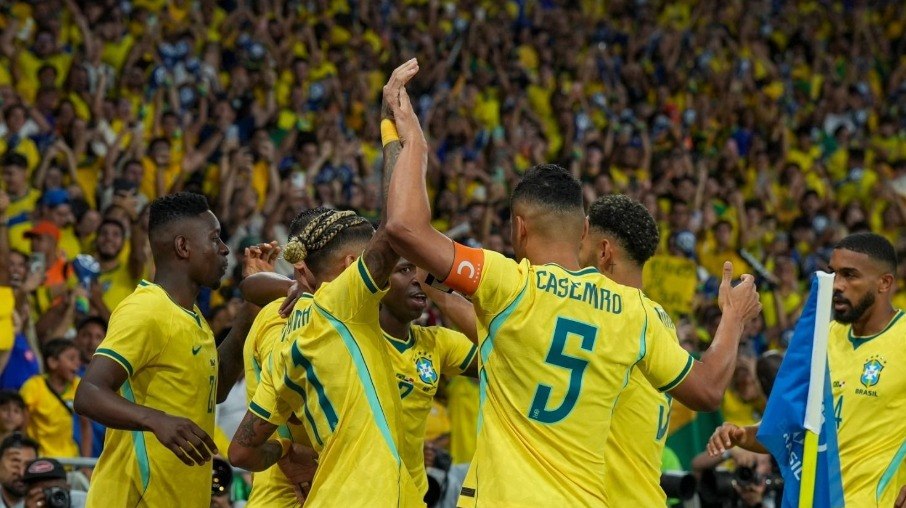 Jogadores da seleção brasileira comemoram gol contra o Panamá