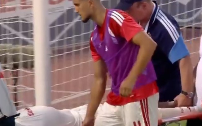 Ayoub El Kaabi, atacante do Olympiakos, sofreu grave lesão em jogo do Campeonato Grego