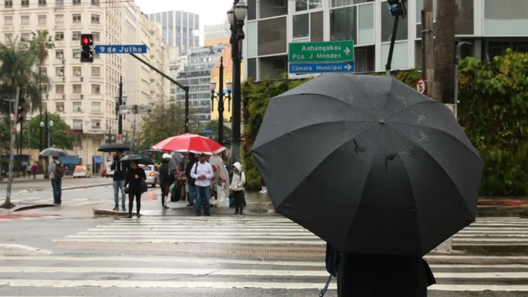 Queda de temperatura e chuva marcam Sudeste do Brasil nesta terça-feira (23)