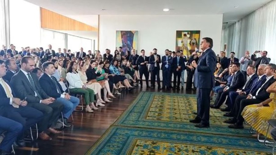 O presidente Jair Bolsonaro discursa durante encontro com governadores e deputados no Alvorada