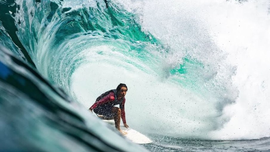 Gabriel Sampaio vira herói em Nazaré e disputa maior onda da temporada