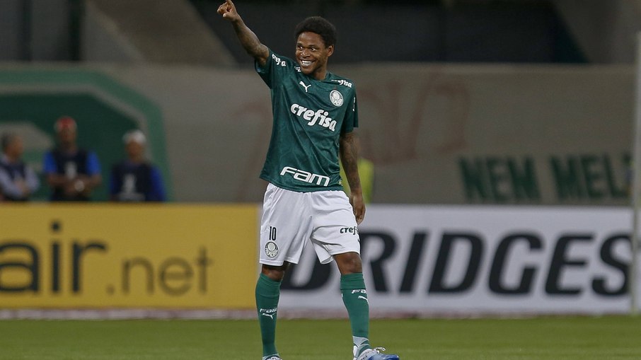 Botafogo mira contratação de Luiz Adriano, ex-jogador do Palmeiras