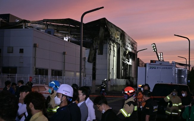 A fábrica de baterias de lítio, de propriedade da fabricante sul-coreana Aricell, danificada pelo fogo em Hwaseong, no dia 24 de junho de 2024