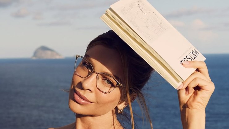 Falta de luz no Rio não impede Grazi Massafera de mergulhar na leitura de novela