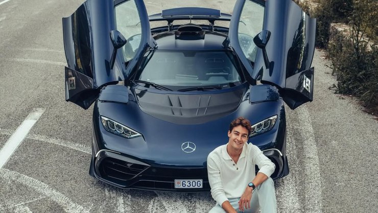 Russell%20ostenta%20com%20%22carro%20dos%20sonhos%22%20da%20Mercedes%20de%20R%24%2015%20mi