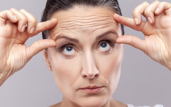5 hábitos comuns que aceleram o envelhecimento da pele e você não sabia