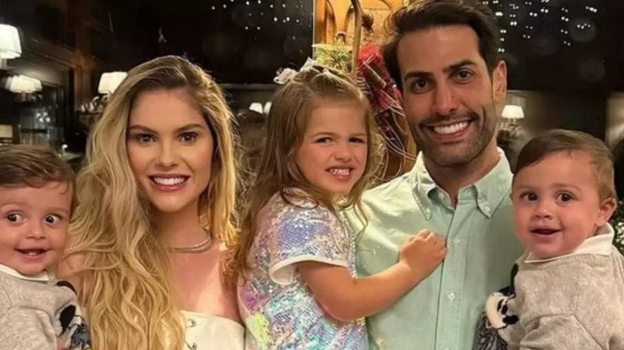 Bárbara Evans ao lado de seu marido e dos três filhos