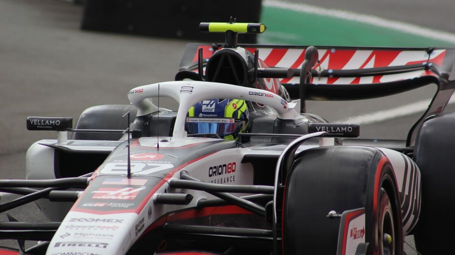 Oliver Bearman na saída dos boxes de Interlagos Oliver Bearman na saída dos boxes de Interlagos