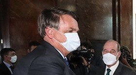 PF diz que Bolsonaro cometeu crime ao associar vacina à Aids