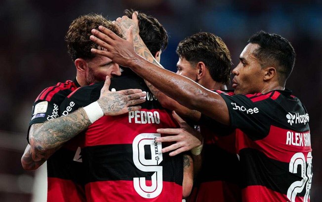 Leonardo Jardim entrega a bola para Varela cobrar um lateral durante o duelo do Flamengo com o Bragantino Leonardo Jardim entrega a bola para Varela cobrar um lateral durante o duelo do Flamengo com o Bragantino
