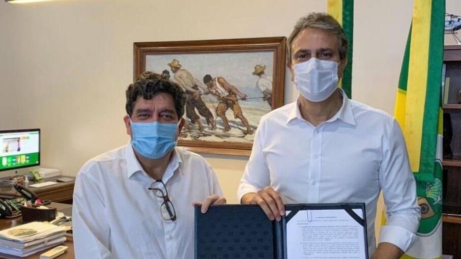 Governador do Ceará, Camilo Santana (PT), com contrato assinado para compra de doses da Sputnik V