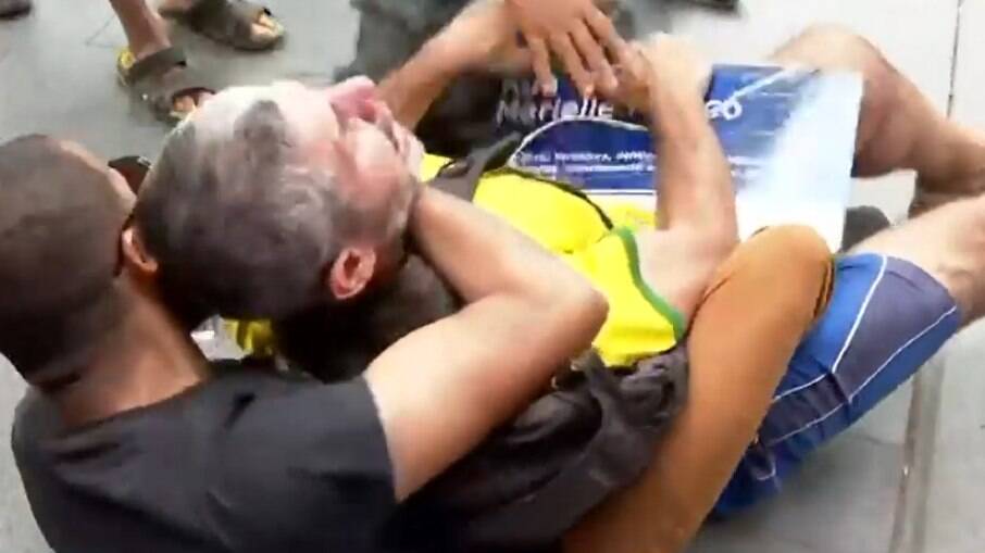 Um homem que carregava a placa da vereadora Marielle Franco foi agredido em meio aos protestos 