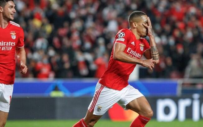 Gilberto vibra com gol histórico e classificação do Benfica na Champions League: 'É espetacular'