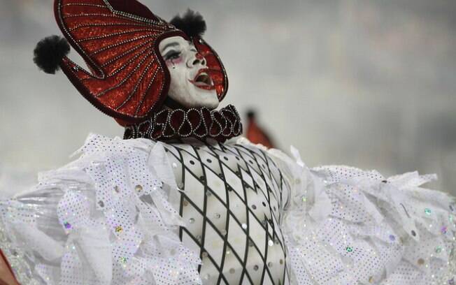 Desfile mesclou do vermelho ao branco no final da passagem da Salgueiro pela Sapucaí