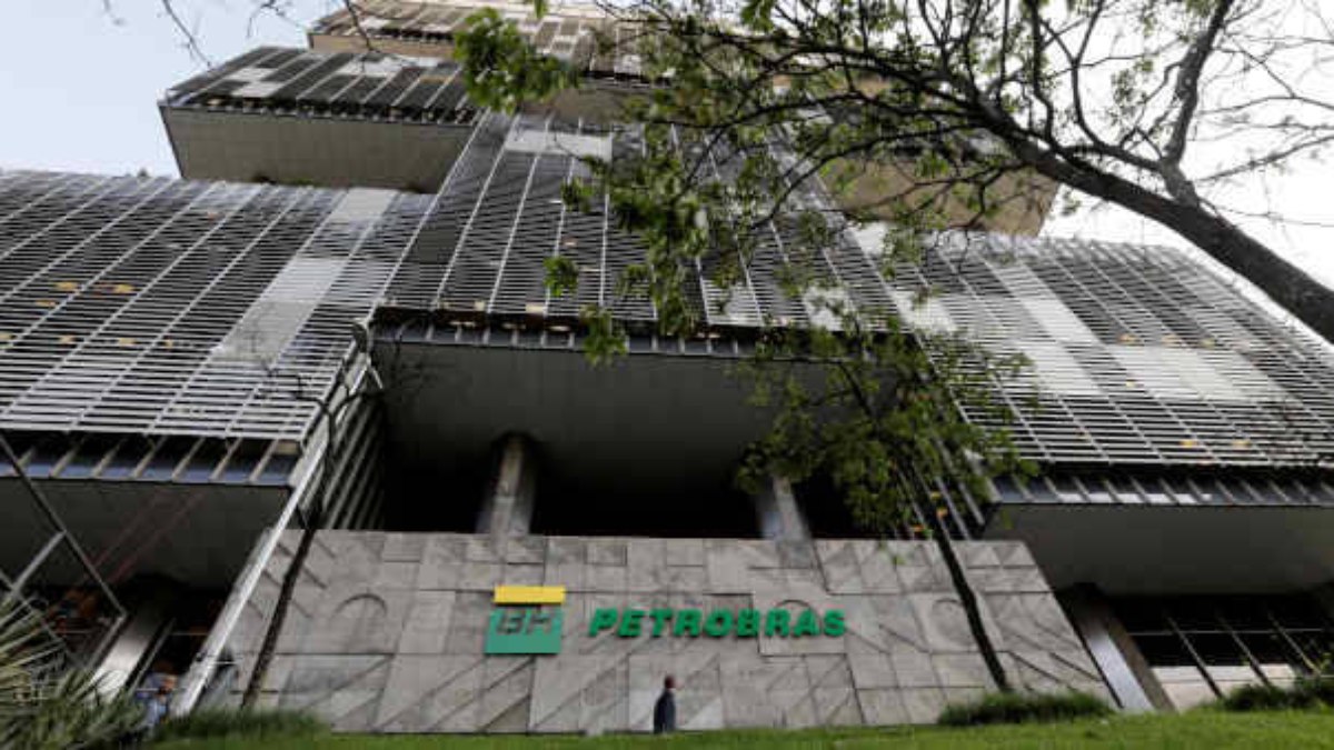 Petrobras reduz preço do litro da gasolina nas refinarias a partir de hoje