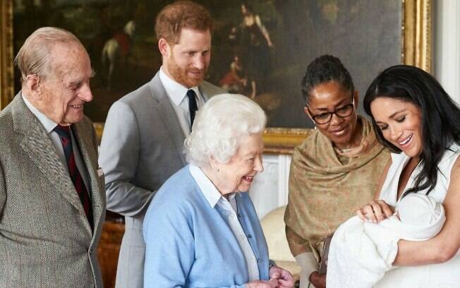 Meghan Markle e príncipe Harry anunciam nome de bebê real