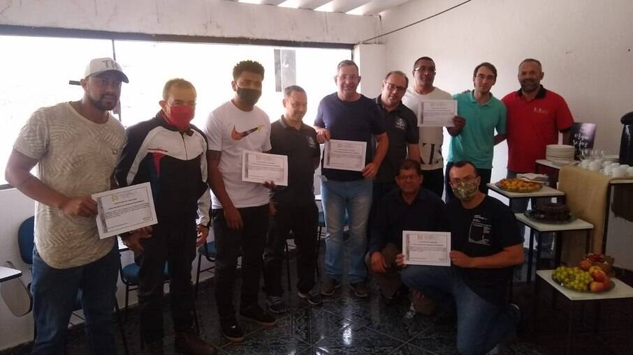 Foram seis formandos que receberam os certificados pela Associação Brasileira de Máquinas e Equipamentos de Confecção (ABRAMACO).