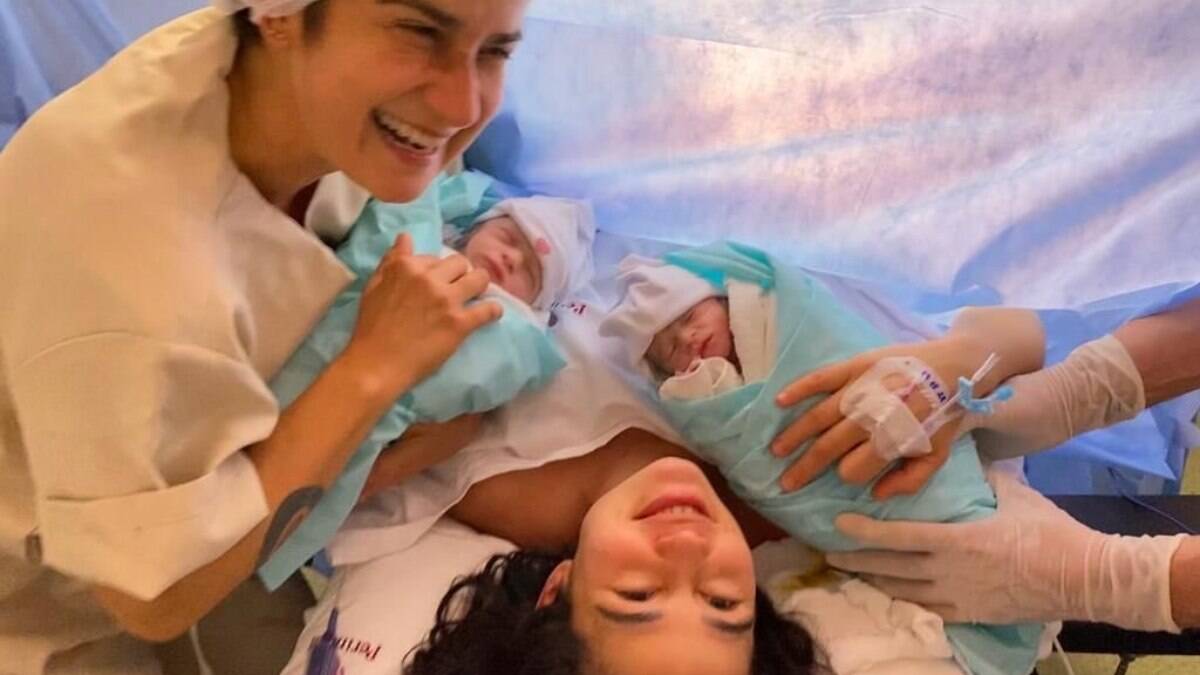 Nanda Costa e Lan Lanh com as gêmeas no dia do nascimento