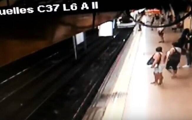 Por centímetros, homem conseguiu se desviar do metrô que chegava na estação