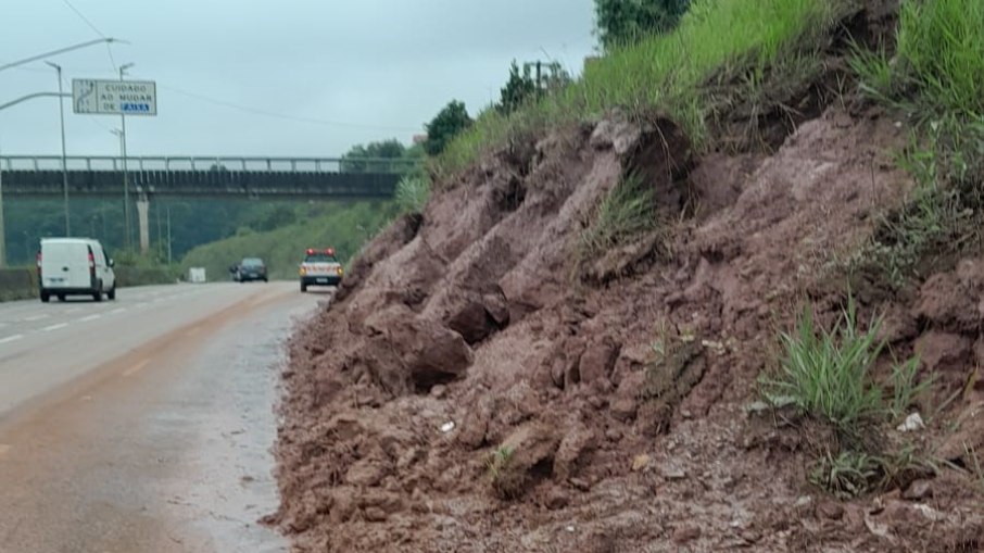 Deslizamento de terra na Avenida José Alencar Gomes da Silva, em Cidade Tiradentes Deslizamento de terra na Avenida José Alencar Gomes da Silva, em Cidade Tiradentes