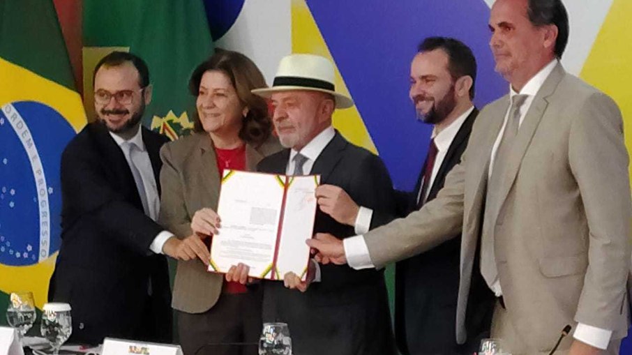 Momento da assinatura
