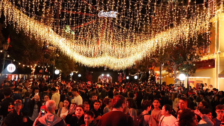 Visitantes tomam conta da rua de Kaminda após a Parada Mágika Visitantes tomam conta da rua de Kaminda após a Parada Mágika