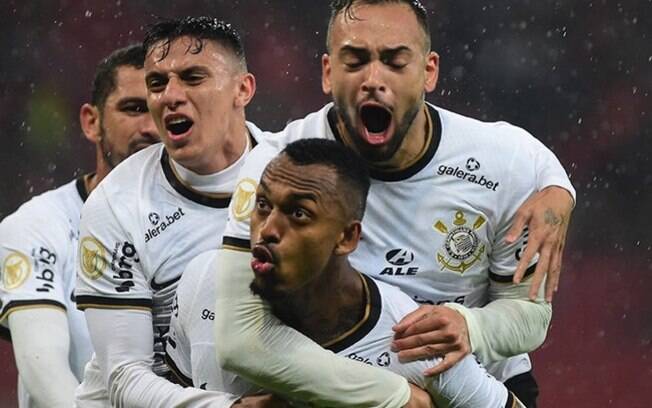 Zagueiro do Corinthians prevê gol em rede social, marca, e tweet viraliza