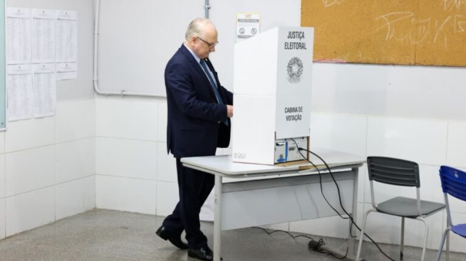 Presidente do STF votou em Brasília no final da manhã deste domingo Presidente do STF votou em Brasília no final da manhã deste domingo