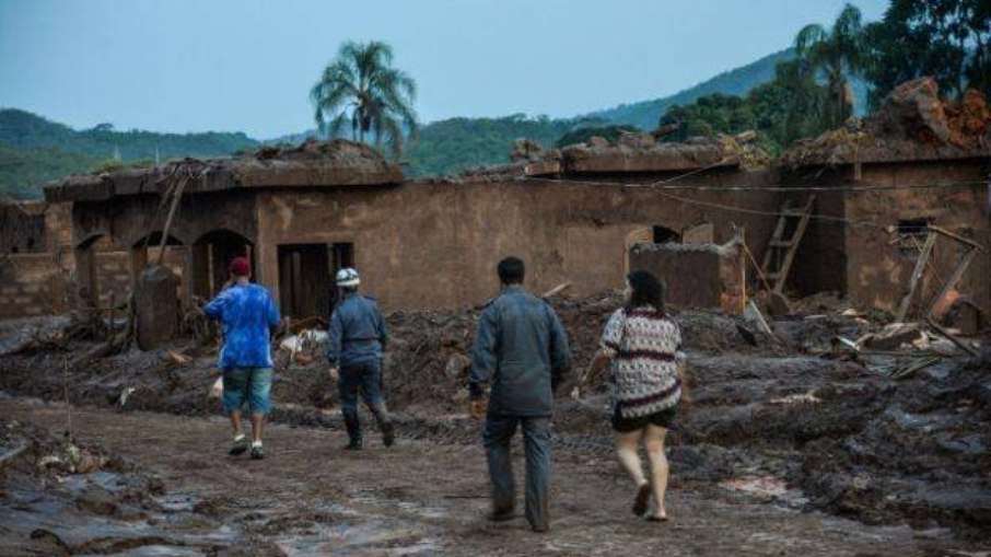 Rompimento de barragem em Mariana foi o maior desastre ambiental do Brasil Rompimento de barragem em Mariana foi o maior desastre ambiental do Brasil