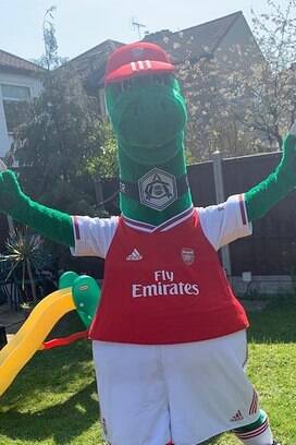 Mesut Özil salvou o mascote do Arsenal 
