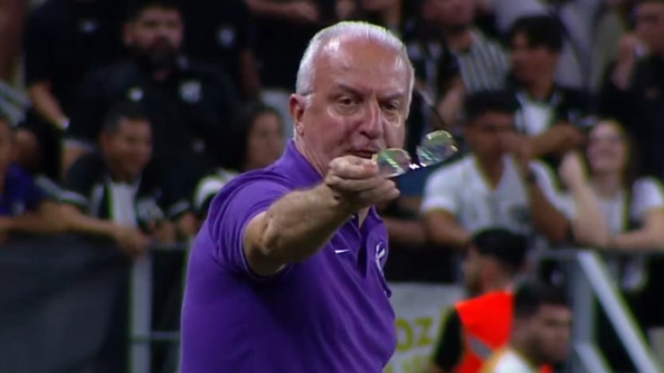 Dorival oferece óculos para árbitro e viraliza fora do Brasil