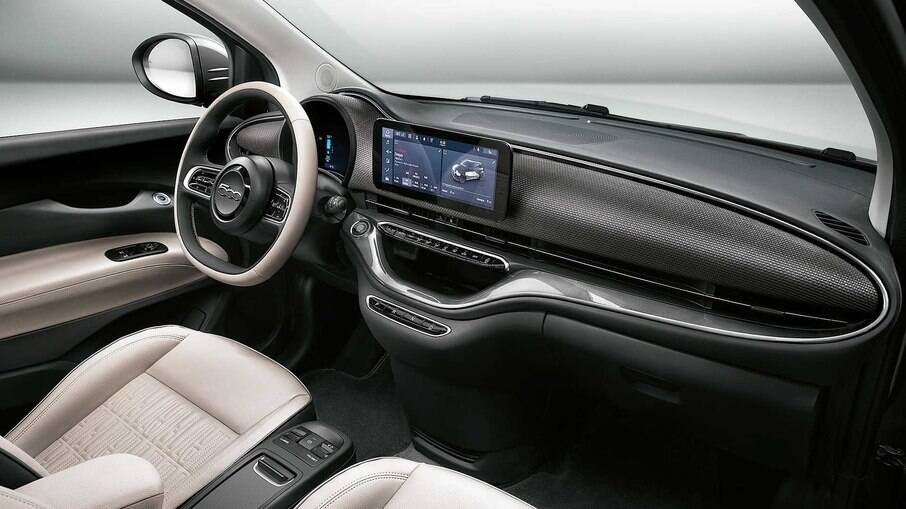 Fiat 500 elétrico é estiloso por dentro e por fora, mas a tela da sistema multimídia reúne informações demais 
