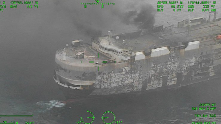 Navio%20com%203%20mil%20carros%20segue%20em%20chamas%20h%C3%A1%208%20dias