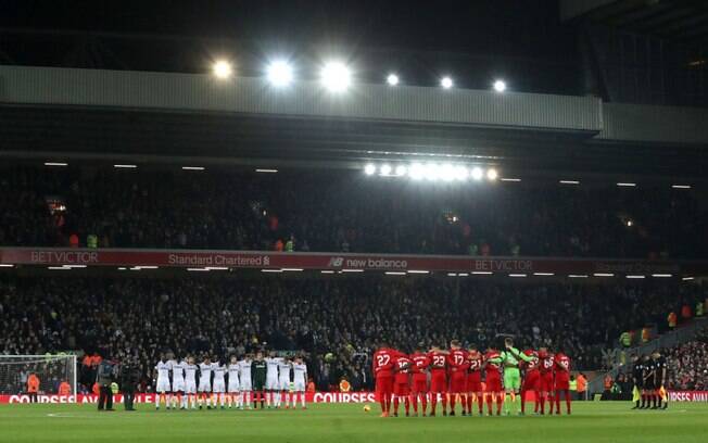 Jogadores do Liverpool e do Leeds prestaram homenagem à Chapecoense antes do jogo começar