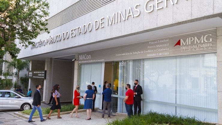 Exibição de símbolo nazista em evento escolar vira alvo do MPMG