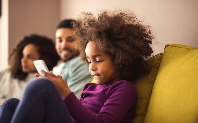 Os pais devem estipular um tempo de uso dos dispositivos móveis e oferecer outras atividades de lazer para as crianças