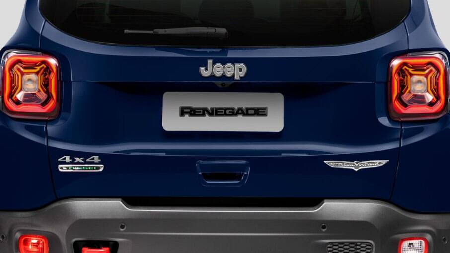 O Renegade ganhou novas lanternas em LED, mas manteve o design de X, associado aos galões usados do Jeep militar